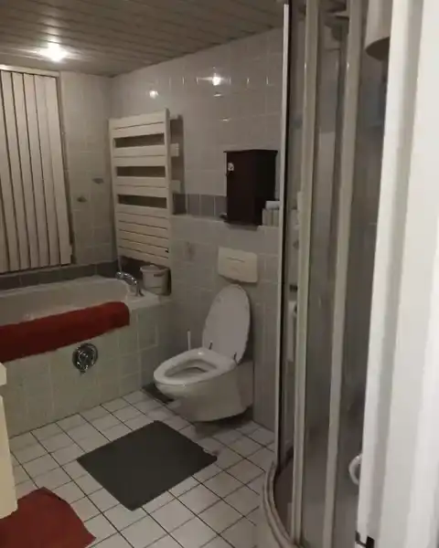 Gedateerde badkamer voor de renovatie