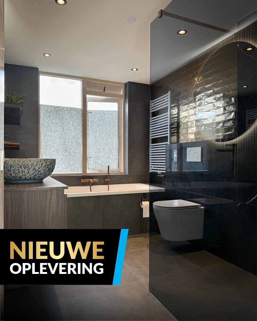 Luxe zwarte badkamer na de renovatie, nieuwe oplevering