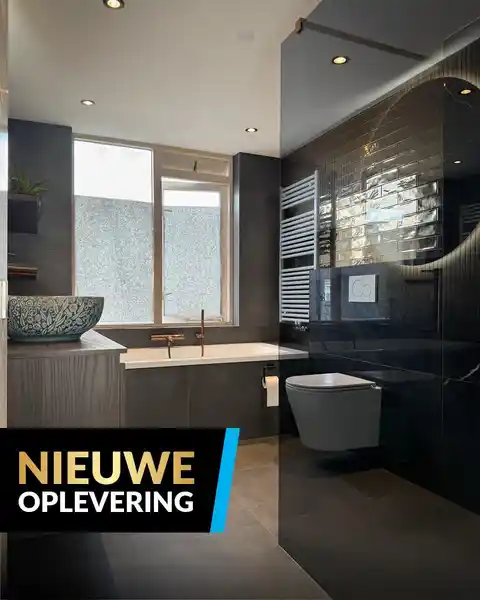 Luxe zwarte badkamer na de renovatie, nieuwe oplevering