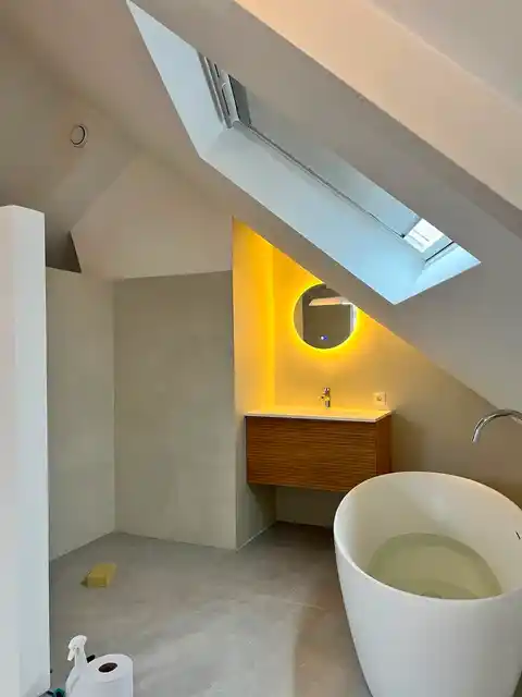 Vrijstaand bad in badkamer met dakraam