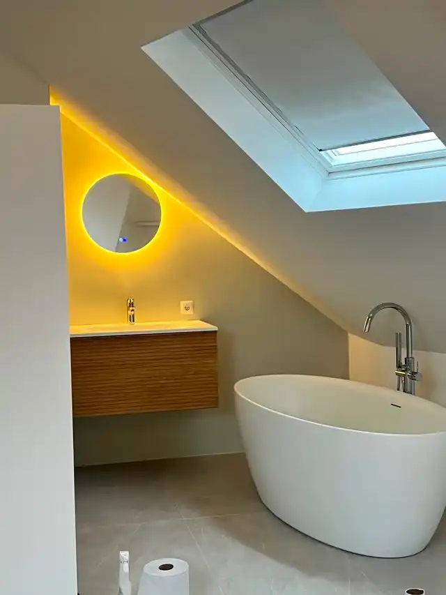 Luxe badkamer met vrijstaand bad en dakraam