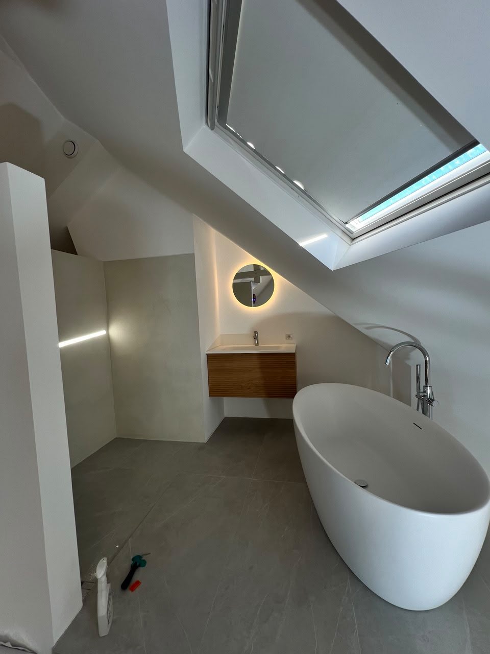 Badkamer met vrijstaand bad en lichtinval via dakraam